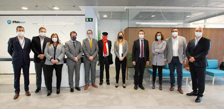 Visit of authorities to the new Phi4tech battery laboratories in Noblejas